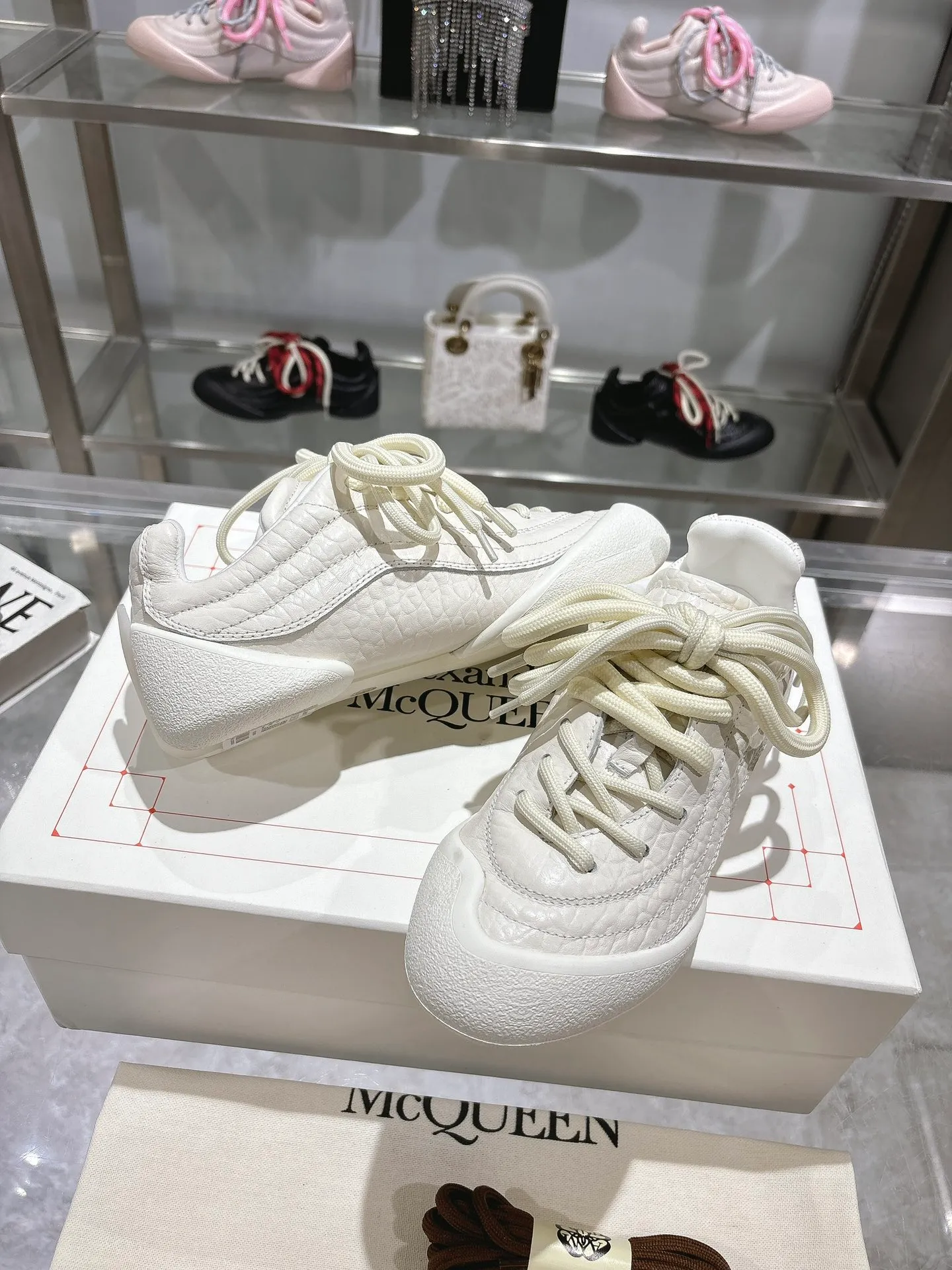 p580💰Couple model 𝐀𝐥𝐞𝐱𝐚𝐧𝐝𝐞𝐫 𝐌𝐜𝐐𝐮𝐞𝐞𝐧#/Alexander McQueen’s latest Flexion series, retro, casual, sneakers, original purchase, development, production, this Flexion Off Low-top sneakers in white grained leather with varying sized laces and an anatomically inspired lightweight segmented sole. The reverse skull pattern is embossed on the heel. Fabric: Original customized imported first-layer cowhide. Lining: Customized imported breathable mesh lining. Sole: Original open-molded non-slip TPU material. Bottom thickness: 2CM. Size: #Female size 35-40 (40 customized, non-refundable) #Men’s code 39-45 (45 customized, non-refundable)